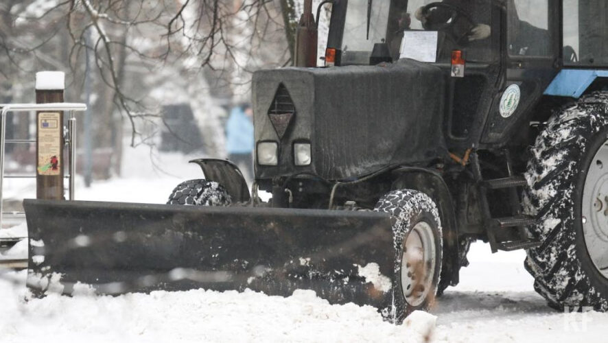Транспорт паркуют вдоль магистральных дорог.