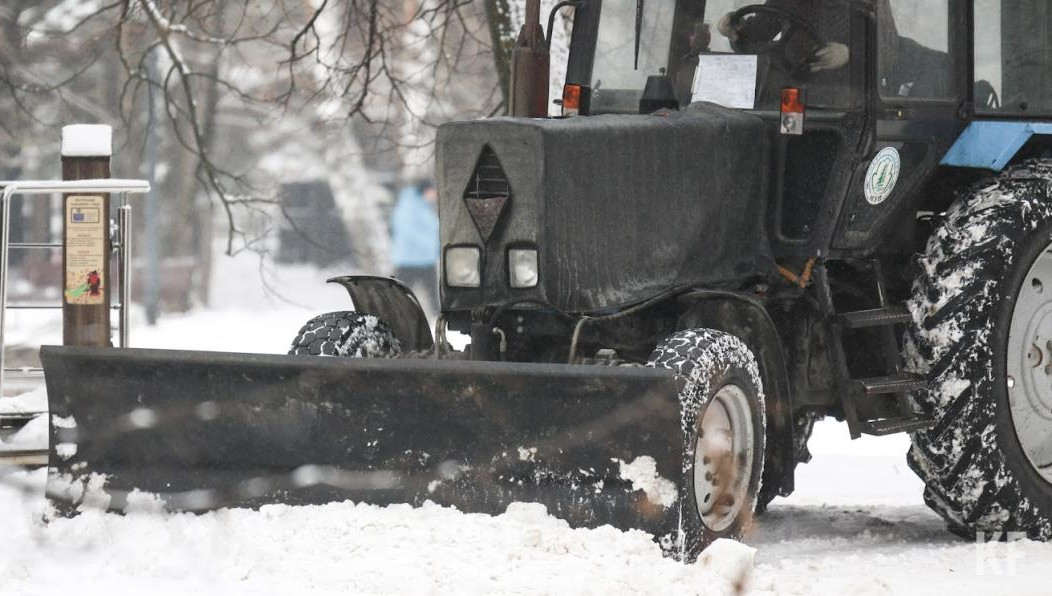 Транспорт паркуют вдоль магистральных дорог.