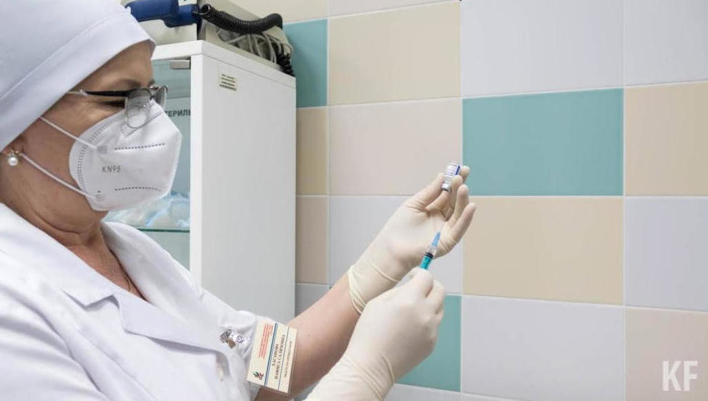 Чаще остальных болеют школьники и взрослые.