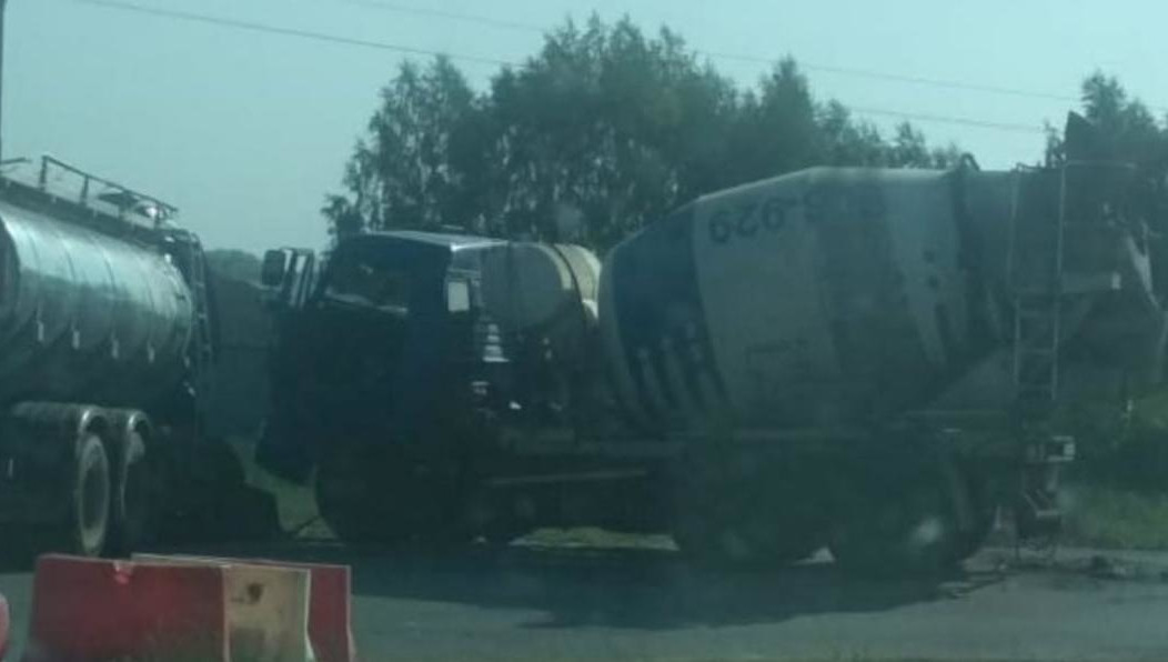 Трое взрослых находятся в состоянии средней тяжести