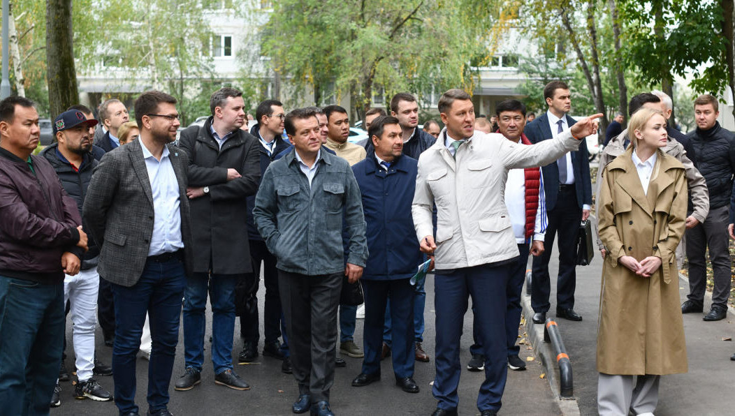 Метшин и участники Kazan Digital Week осмотрели обновленную придомовую территорию на Батыршина.