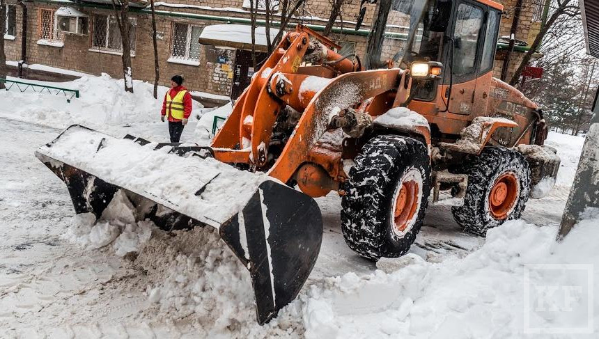 Вместе с техникой днем снег будут убирать 312 дорожных рабочих.