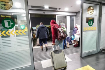 550 граждан прошли в аэропорту проверку и должны в течении двух недель оставаться дома.