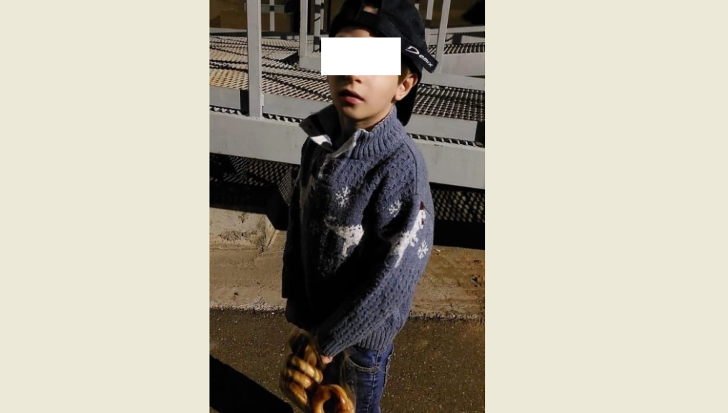 Мальчик ночью был на улице один.