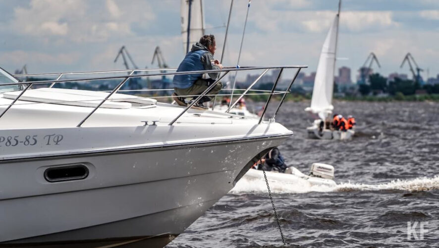 Гости станут участниками в соревнованиях на гребных лодках и сапах.