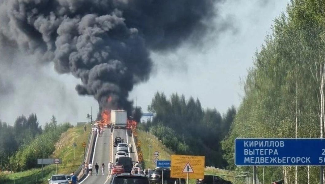 Огромный столб черного дыма от горящих авто был виден за несколько километров от места трагедии.