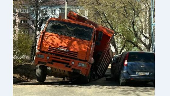 Плита из кузова упала на припаркованную рядом&nbsp;&laquo;Калину&raquo;.