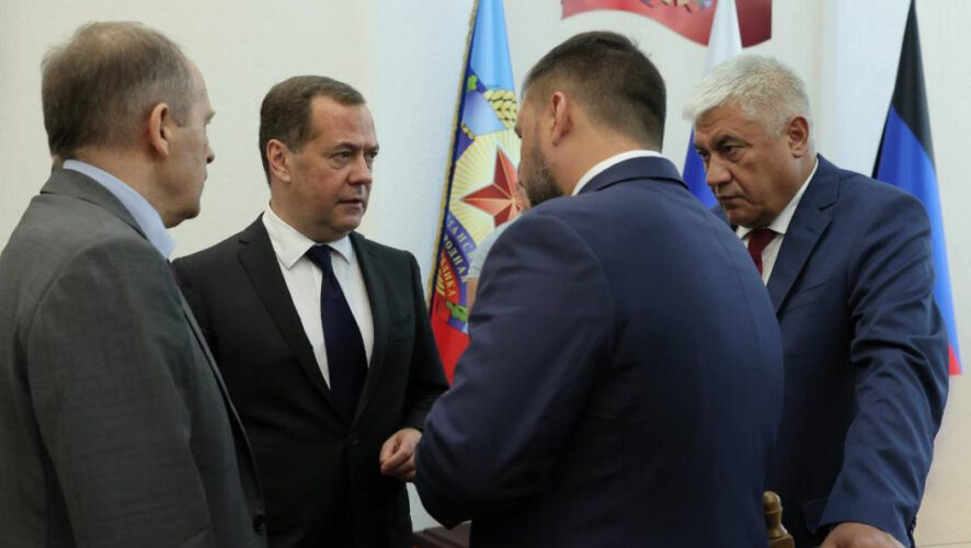 Зампред Совбеза России по поручению Путина провел совещание по обеспечению безопасности Донбасса.