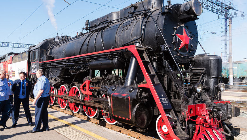 Состав возглавляет паровоз