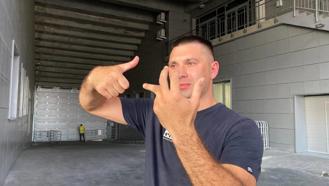 Тимур Хайрутдинов получил именную футболку от клуба.