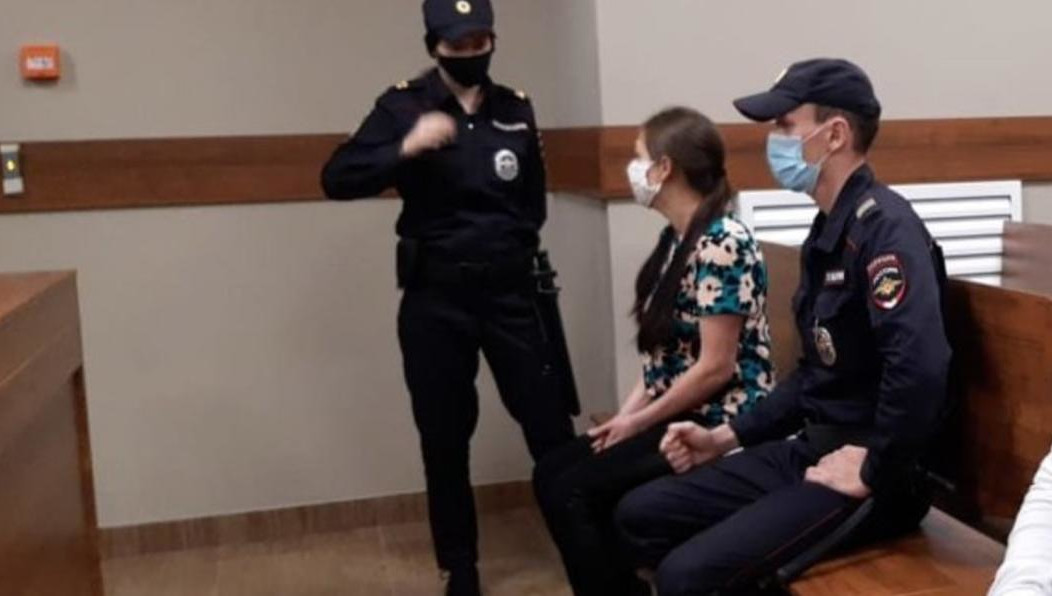 Она уже отбыла треть срока и имеет право на ходатайство.