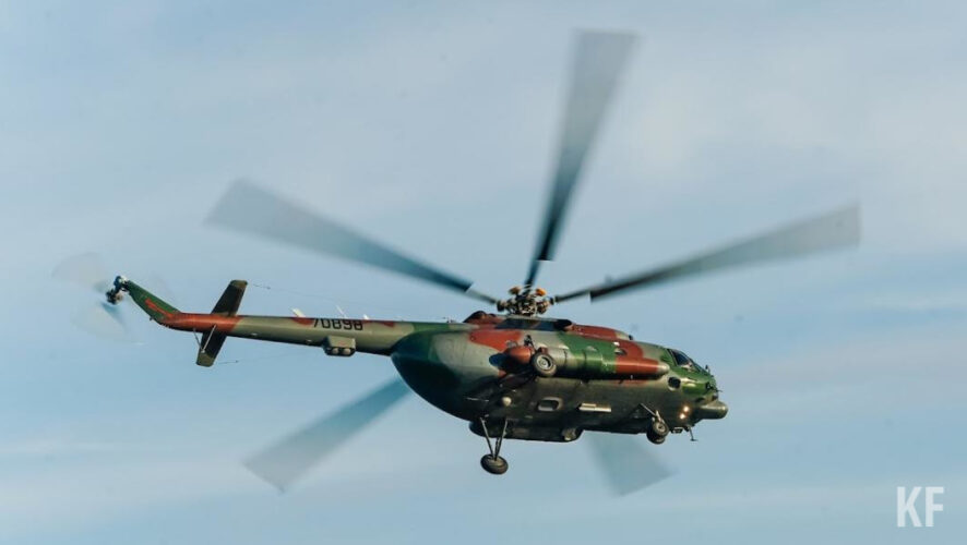 Шести пассажирам и двум членам экипажа удалось выбраться из вертолета.