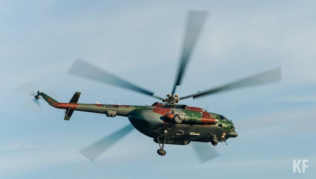 Шести пассажирам и двум членам экипажа удалось выбраться из вертолета.