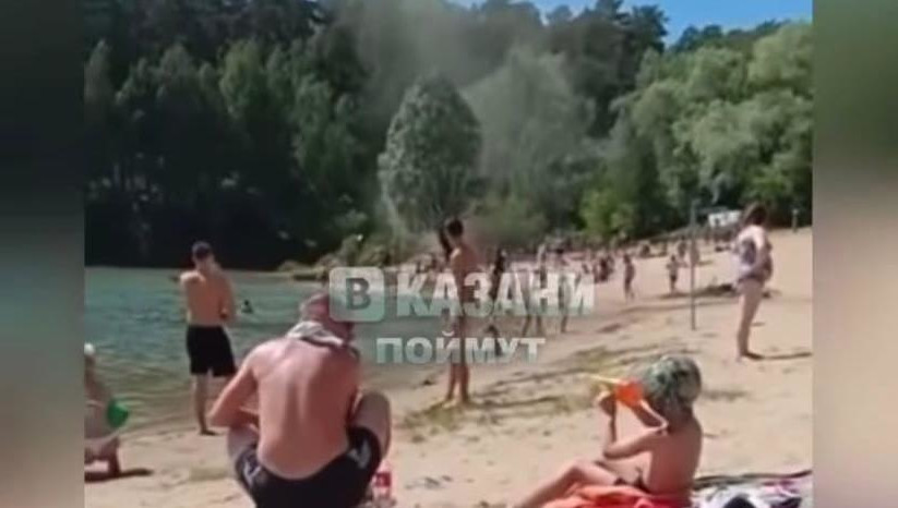 Очевидцы запечатлели мини-смерч на видео.