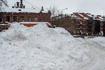 В городе высока вероятность обрушения крыш под тяжестью снега.
