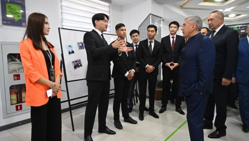 Ранее руководитель республики посетил IT-парк Джизака.