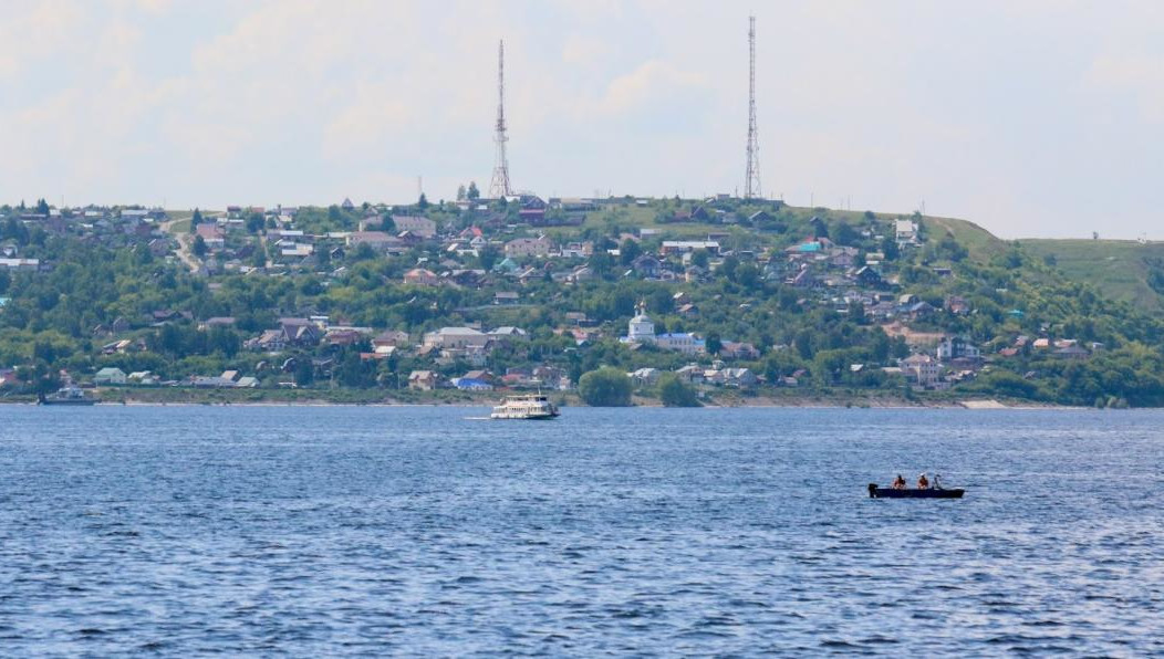 Вода позеленела из-за большого количества синезеленых водорослей.