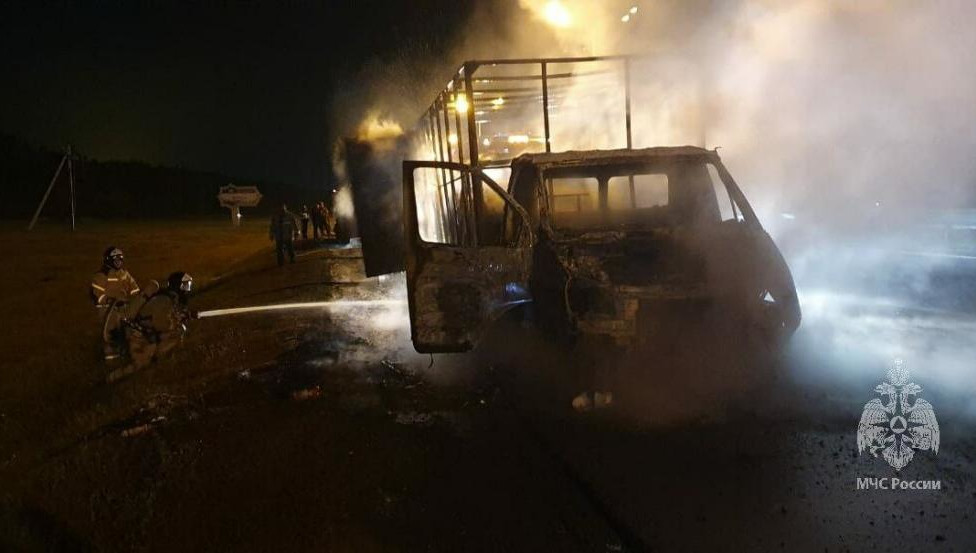 Грузовик вез иномарку Subaru.