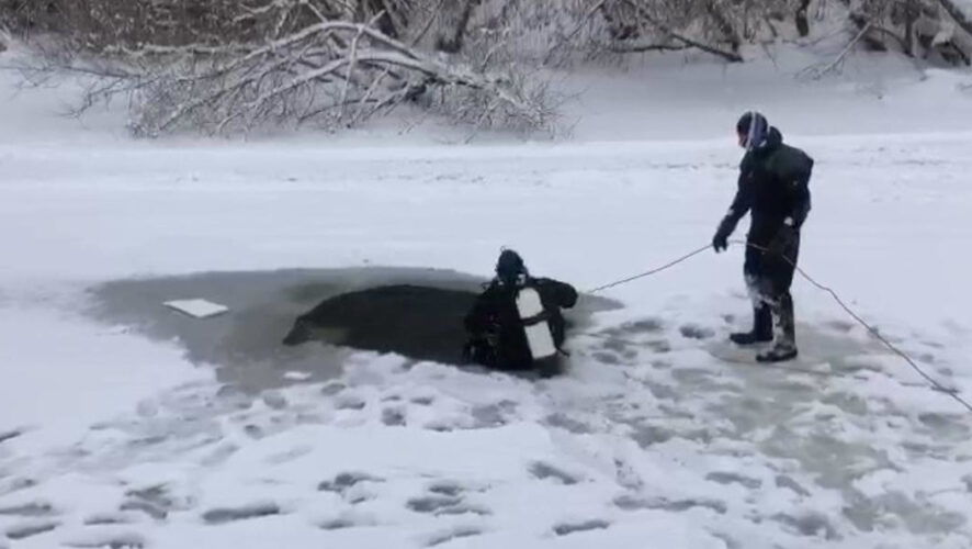 На льду реки в районе