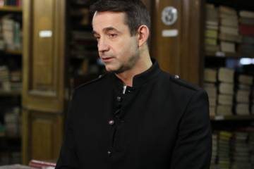 Актер Дмитрий Певцов восхитился местным книгохранилищем со старинными изданиями.