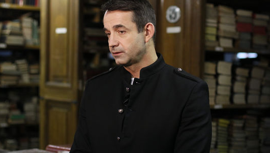 Актер Дмитрий Певцов восхитился местным книгохранилищем со старинными изданиями.