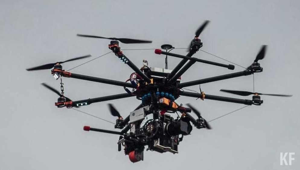 На данный момент создавать и управлять беспилотниками можно научится только вне школы.