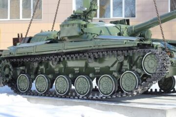 Танк «Т-64» и артиллерийскую пушку «Д-44» установили в Нижнекамске на территории Татарстанского кадетского корпуса имени Героя Советского Союза Гани Сафиуллина
