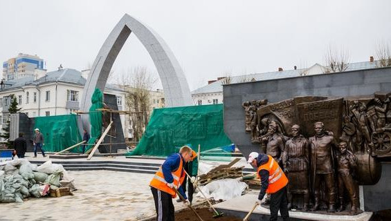 Уже восстановлены памятник Неизвестному Солдату и каменная арка.