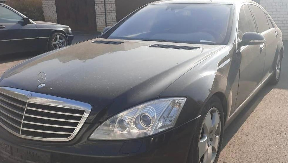 Неплательщик до последнего пытался спрятать машину от приставов.