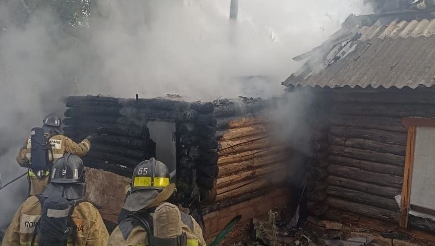 Огонь уничтожил постройки на 15 кв.м.