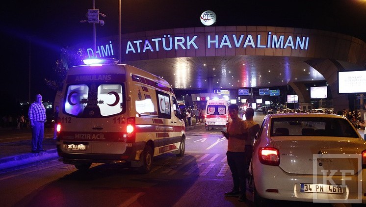 В результате взрывов в аэропорту Стамбула погибли около 50 человек
