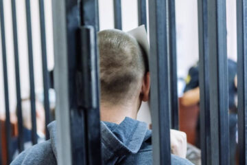 Житель Атнинского района скрывался с 2012 года. Во время задержания он отрицал свою вину и ударил полицейского кулаком по лицу и шее.