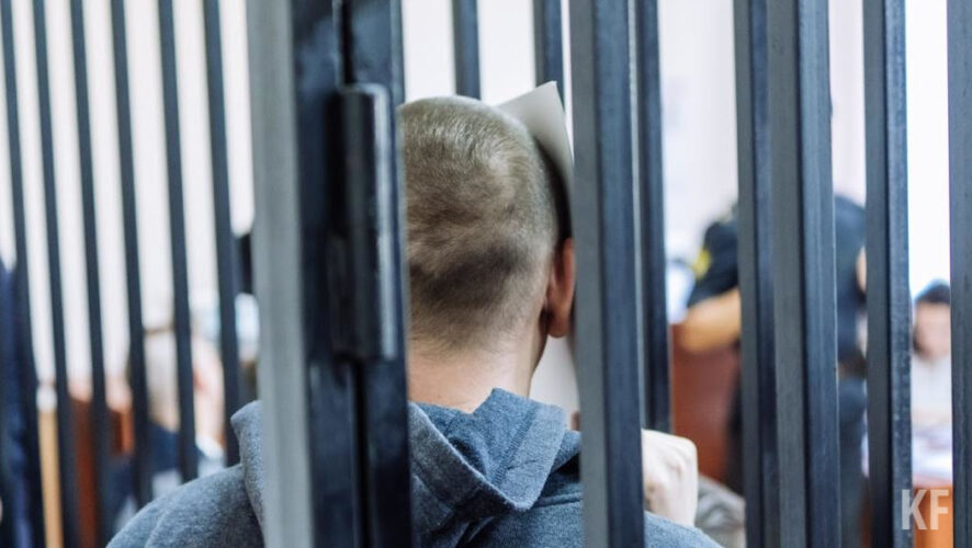 Житель Атнинского района скрывался с 2012 года. Во время задержания он отрицал свою вину и ударил полицейского кулаком по лицу и шее.