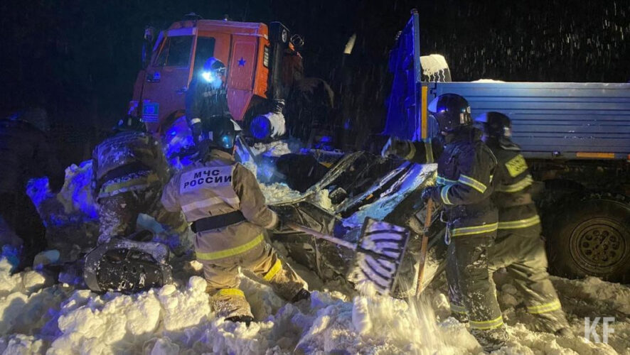 МВД по Республике Татарстан предупреждает водителей о необходимости аккуратной езды во время метели.