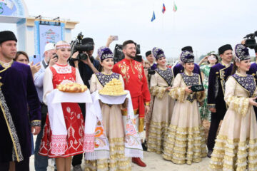Концерт начался с театрализованного представления в исполнении артистов Татарстана и Астраханской области.