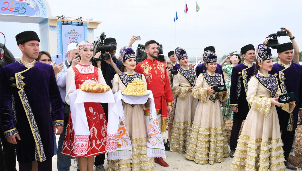 Концерт начался с театрализованного представления в исполнении артистов Татарстана и Астраханской области.