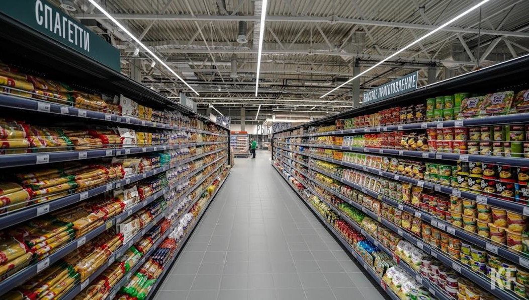 Кассир отказывалась продавать огромное количество крупы в одни руки.