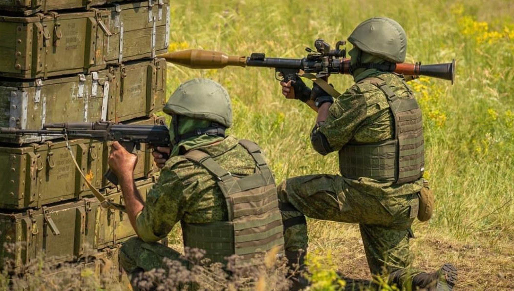 Военным отправляют бронежилеты