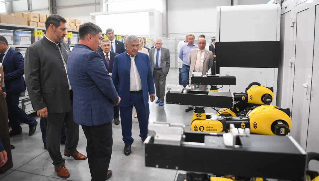 Главе Татарстана показали роботизированную линию по изготовлению медицинских экспресс-тестов.