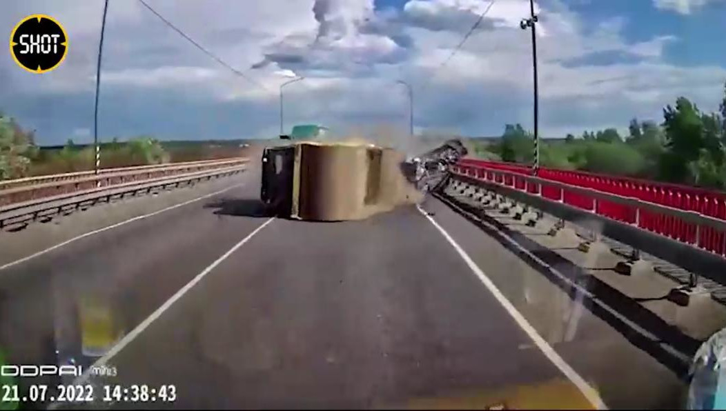 Конструкцию вынесло на встречную полосу