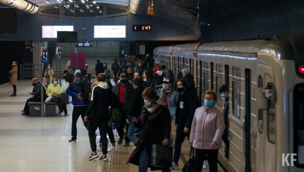 Специалисты обрабатывают поручни и сидения всех вагонов