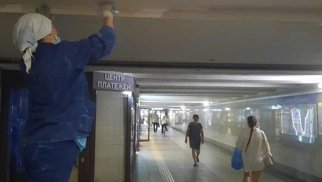 Рабочие заштукатурили потолки в пешеходном переходе.