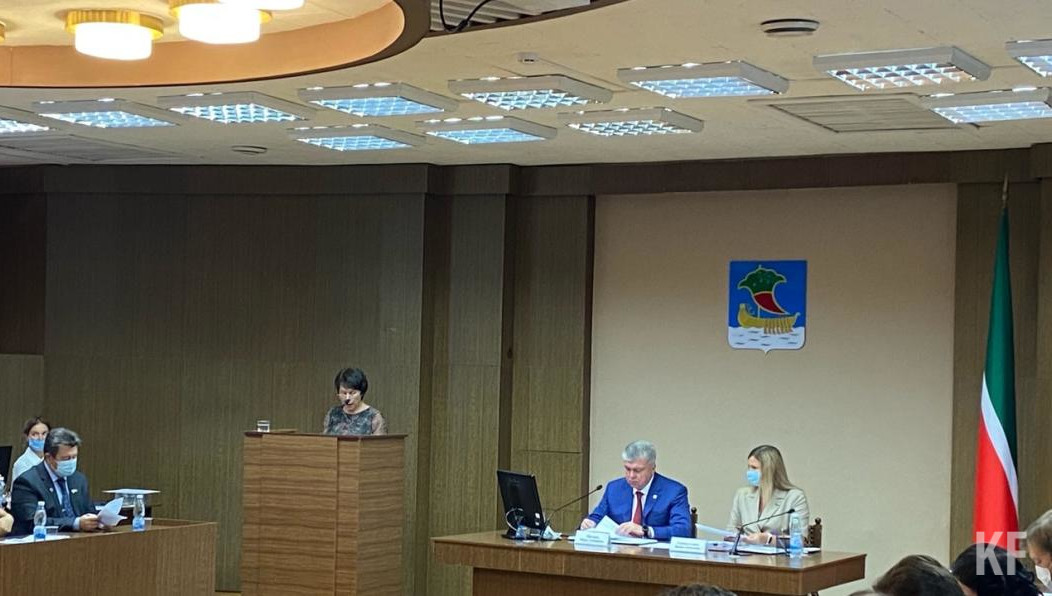 Власти города планируют покрыть его за счет остатков на начало года.