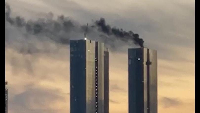 Валящий с верхних этажей башни черный дым запечатлели очевидцы.