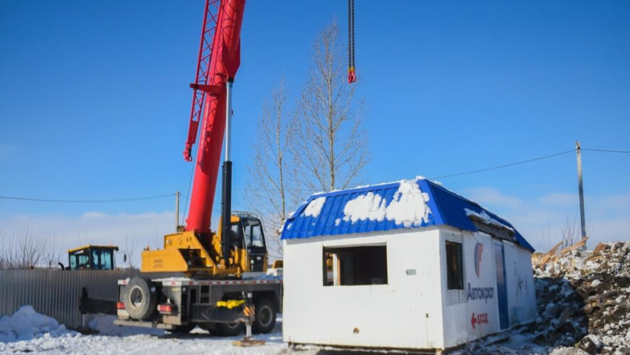 Сейчас рабочие строят большой вольер.