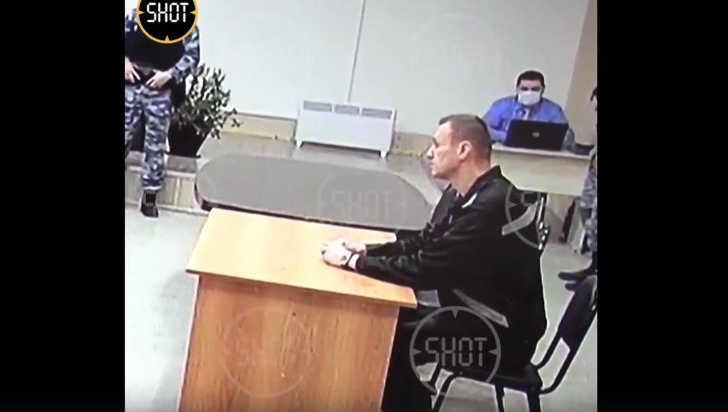 Его обвиняют в мошенничестве и неуважении к суду во время процесса о клевете на ветерана.