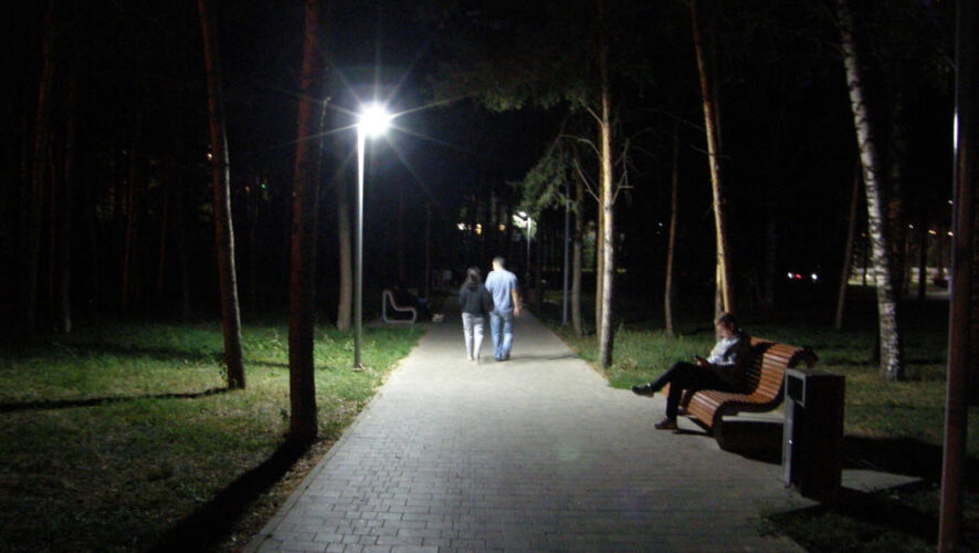 Жители сообщают в «Народный контроль» о неработающих фонарях освещения на Каскаде прудов и парке «Здоровье». Власти обещают все наладить по мере поступления материалов
