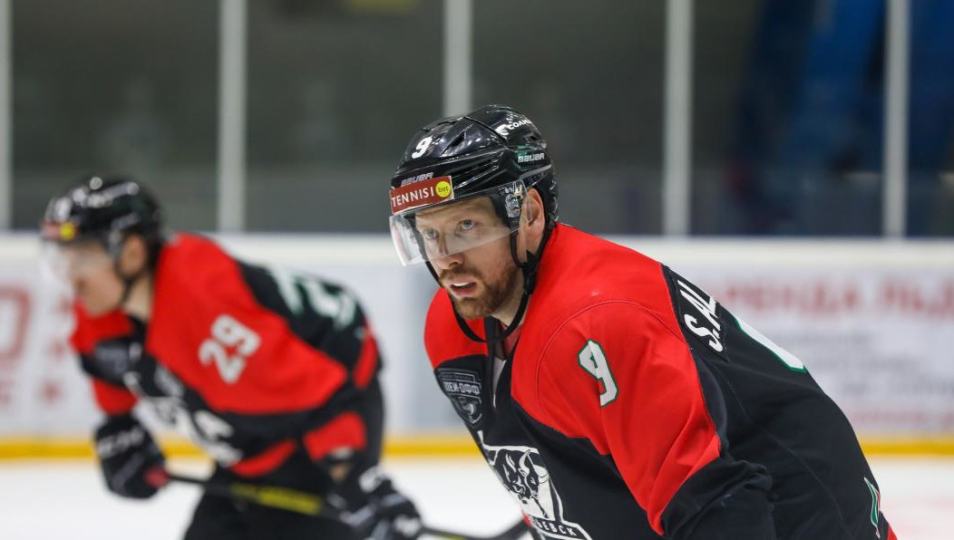 Альметьевцы уступили в первом гостевом матче серии.