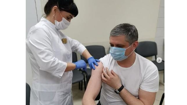 Фото с вакцинации Александра Шадрикова опубликовали в официальном Инстаграм ведомства.