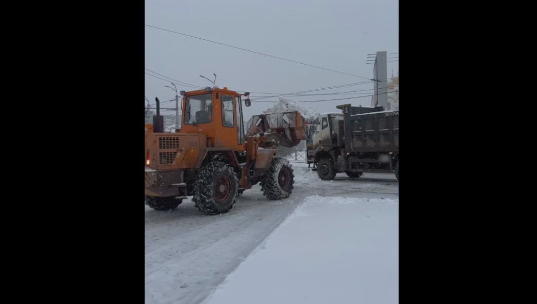 Ночью техника работала на основных магистралях.